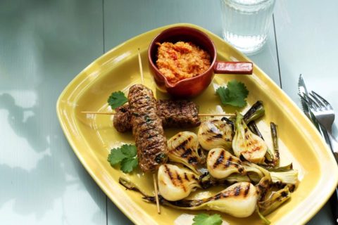 Low-carb beef skewers with grilled onions